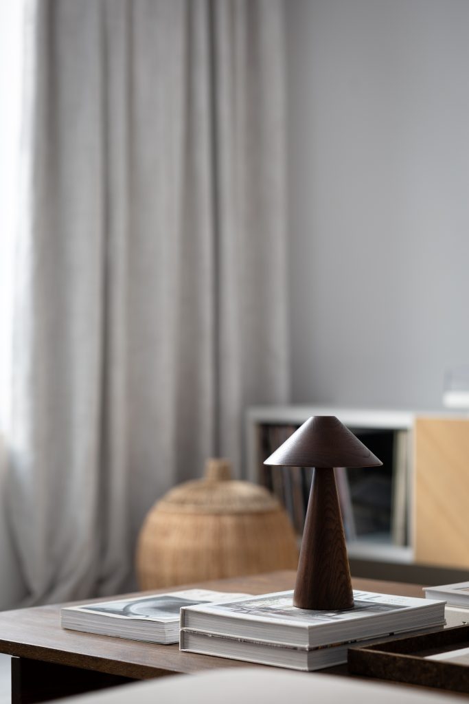 Trådløs Lampe - Mørkebrun Eg - LUCAS - Applicata